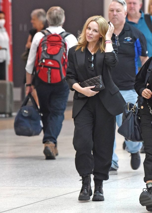 Kylie Minogue - Arriving back in Melbourne in Sydney