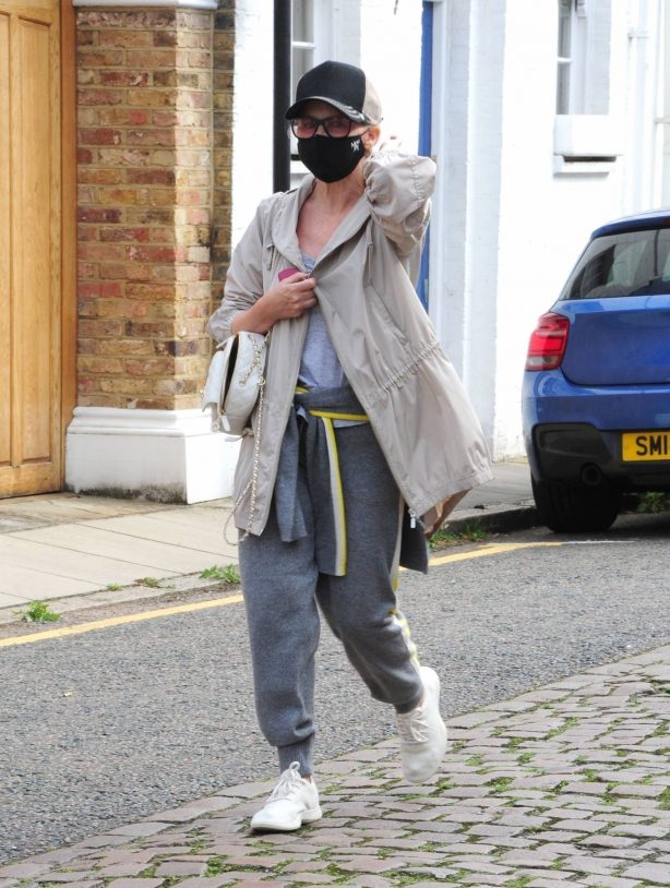 Kylie Minogue - In grey top out in London