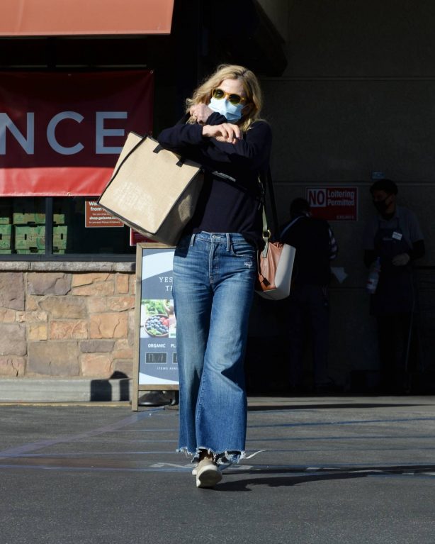 Kyra Sedgwick - Grocery shopping at Gelsons in Los Angeles