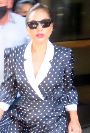 Lady Gaga - Stops by Lexington Avenue in New York