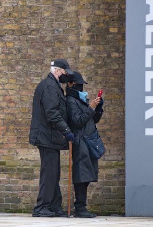 Lady Shakira Caine - With Michael Caine do selfies in Chelsea