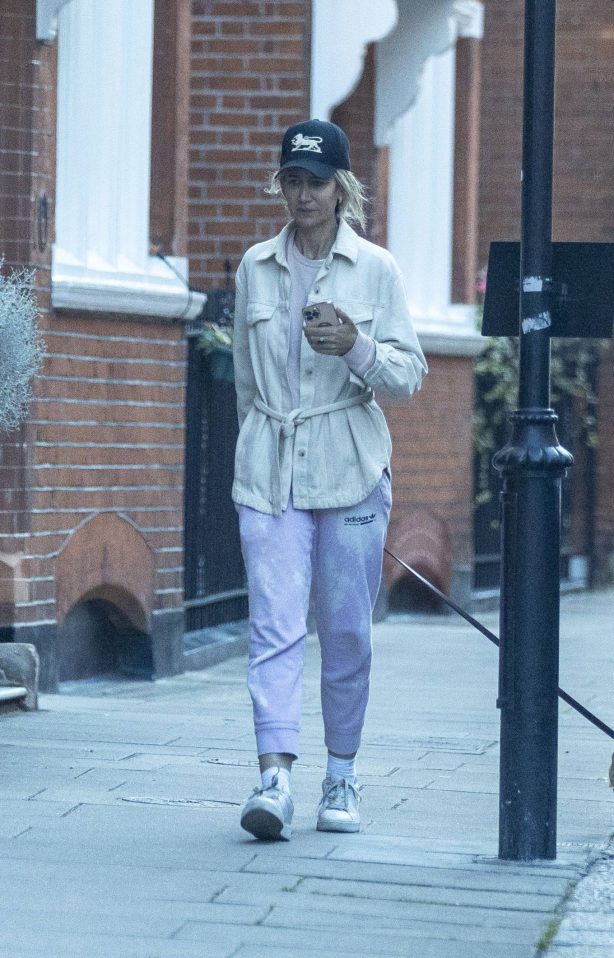 Lady Victoria Hervey - Seen picking up Dog Poo in Chelsea