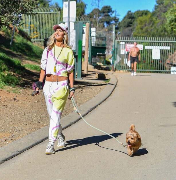 Lady Victoria Hervey - Taking her pooch for a walk in Los Angeles