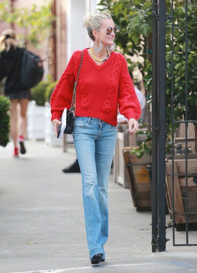Laeticia Hallyday - Leaving the Country Mart in Los Angeles