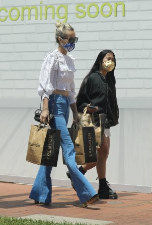 Laeticia Hallyday - Shopping with her daughter in Pacific Palisades