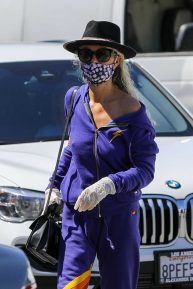 Laeticia Hallyday - Wears a mask at grocery store in LA