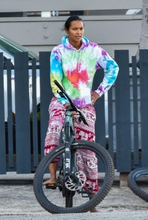Lais Ribeiro - Goes out for a bicycle ride with her fiance in Malibu
