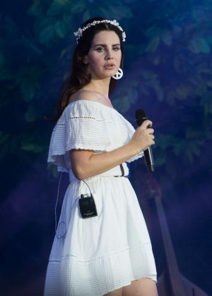 Lana Del Rey - Performs Live Les Vieilles Charrues Music Festival in France
