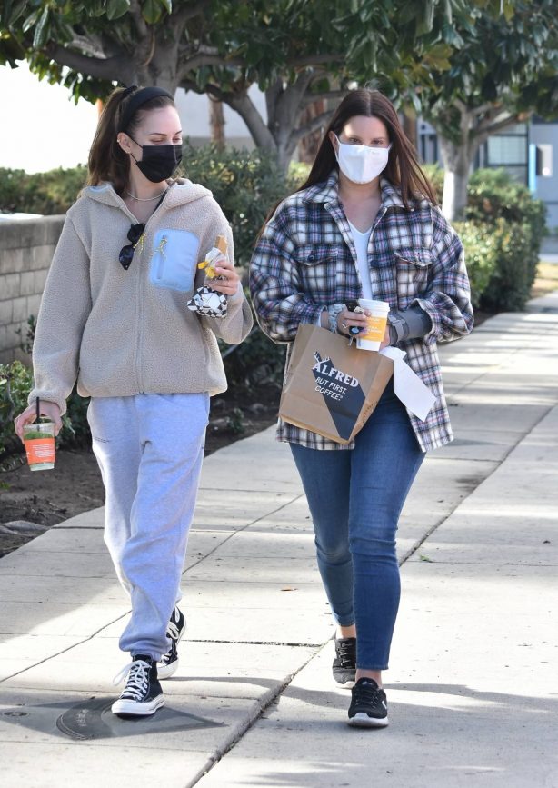 Lana Del Rey - Steps out for coffee with a friend at Alfred Coffee in Studio City