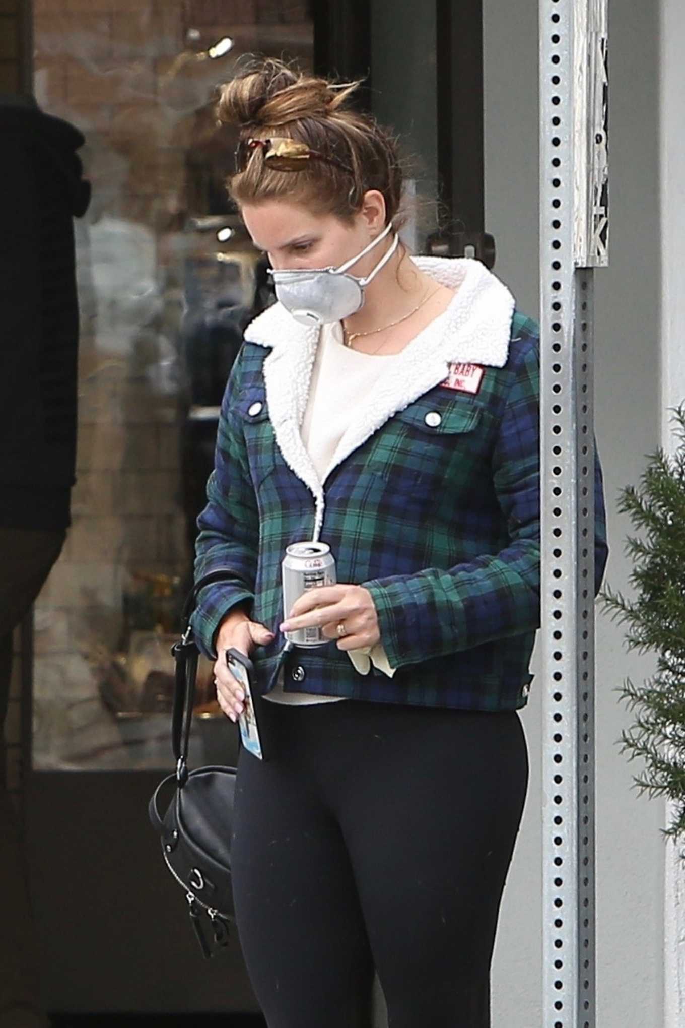 Lana Del Rey â€“ Wear mask while out in Los Angeles