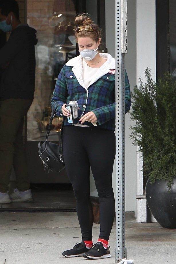 Lana Del Rey - Wear mask while out in Los Angeles