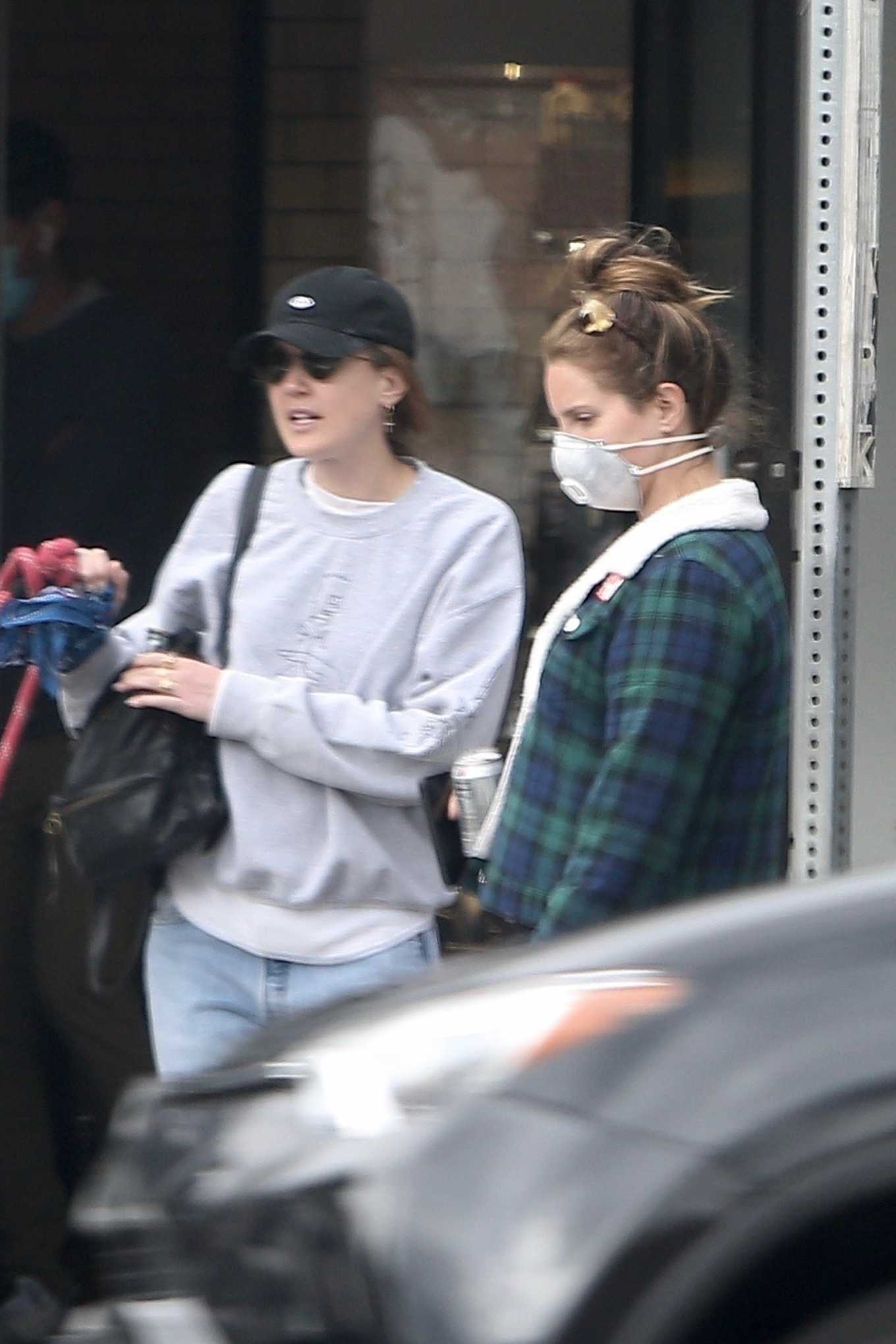 Lana Del Rey â€“ Wear mask while out in Los Angeles