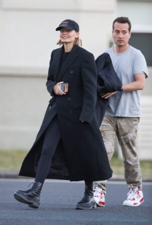 Lara Bingle - Seen with the real estate agents in Sydney