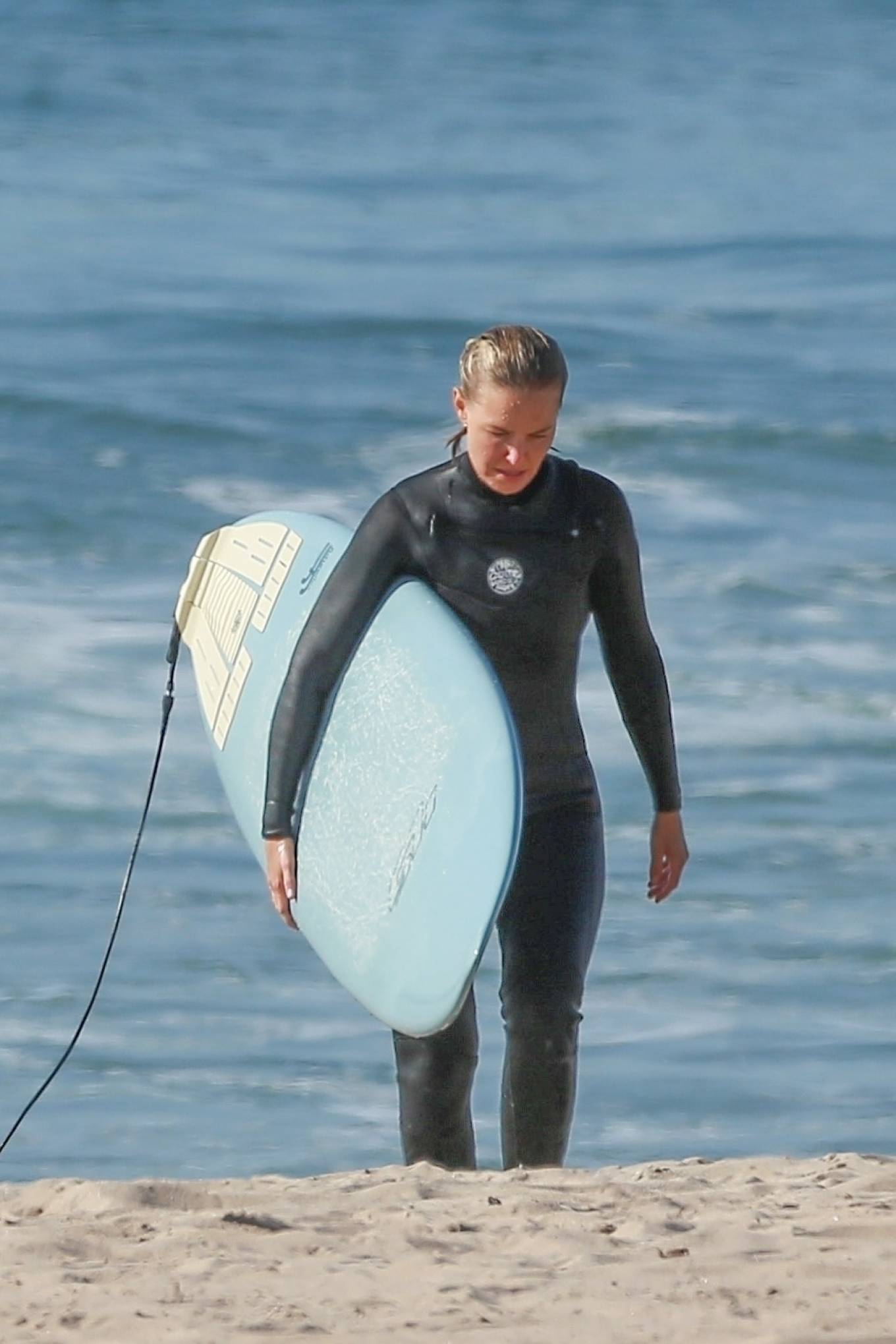 Lara Bingle – Surfing candids in Malibu
