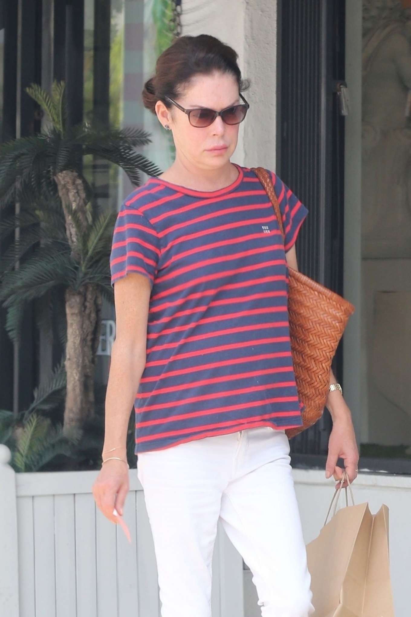 Lara Flynn Boyle – Shopping in Los Angeles | GotCeleb1360 x 2040