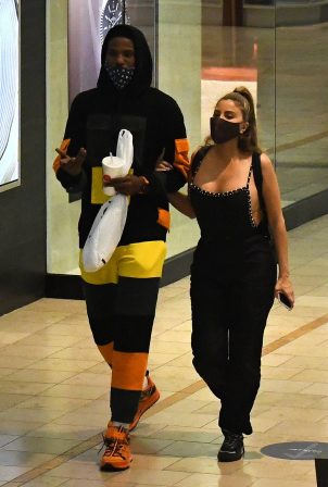 Larsa Pippen - Holds hands with a mystery man in Miami