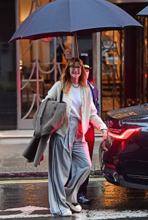 Laura Dern - Seen with umbrellas in Central London