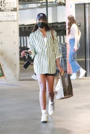 Laura Harrier - Shops for groceries in Los Angeles