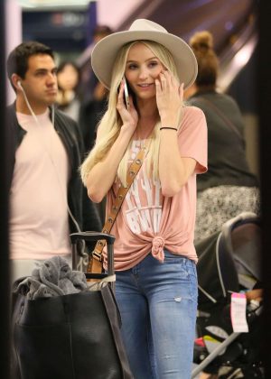 Lauren Bushnell - Arrives at LAX Airport in Los Angeles
