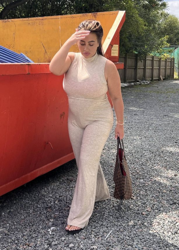 Lauren Goodger - Pictured looking for something at her house
