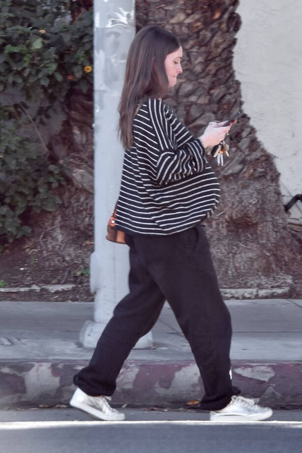 Lauren Parsekian - Displays her baby bump in Los Feliz