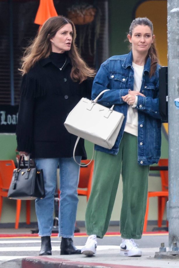 Lauren Parsekian - Seen with her mom Debra Kelly heading to a restaurant in Los Feliz