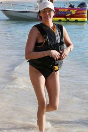 Lauren Silverman in black swimsuit enjoy a beach day in Barbados