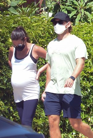 Lea Michele - Shows off her baby bump in Los Angeles