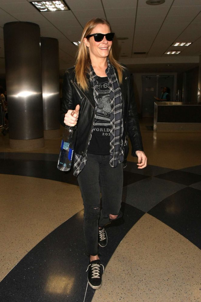 LeAnn Rimes - Arrives at LAX Airport in LA