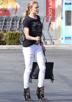 LeAnn Rimes - Shopping at a Whole Foods in Malibu