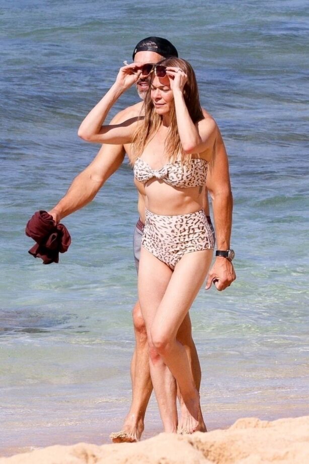 Leann Rimes - With Eddie Cibrian on the beach in Waikiki