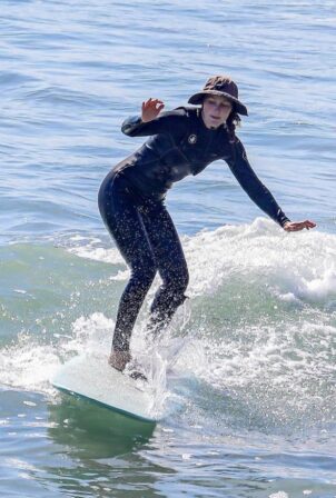 Leighton Meester - Solo surf in Malibu