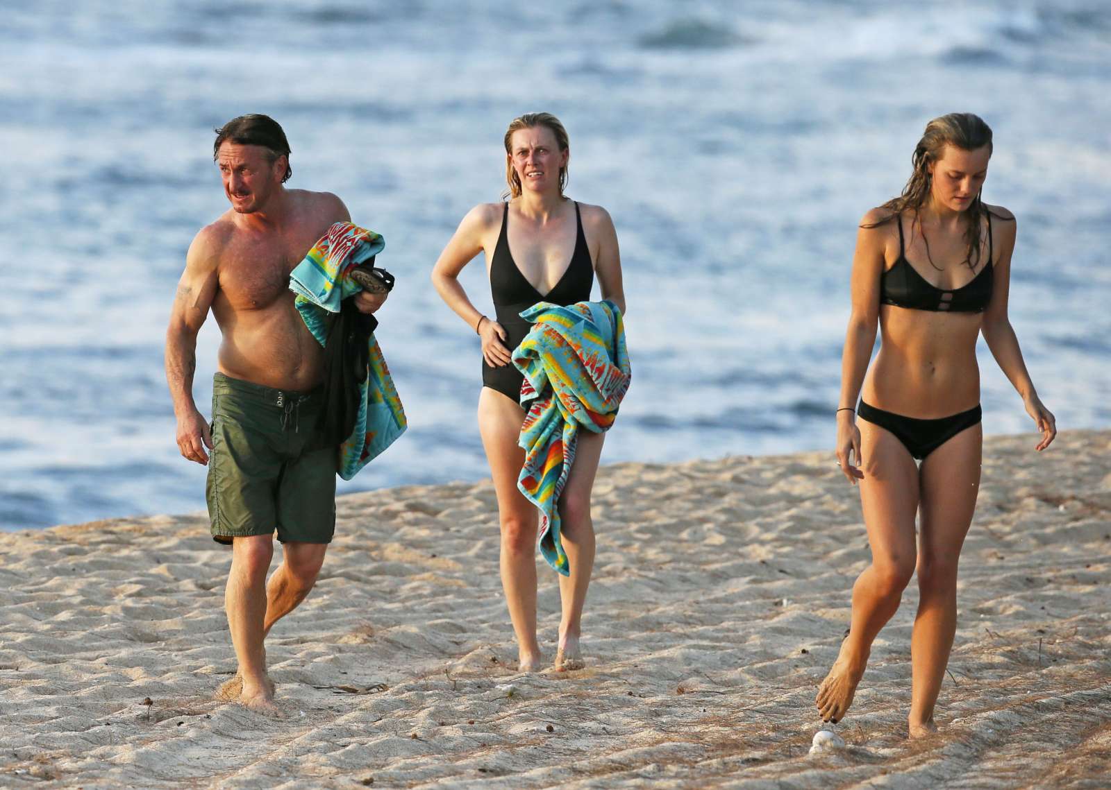 Leila George with Sean Penn on vacation in Hawaii. 