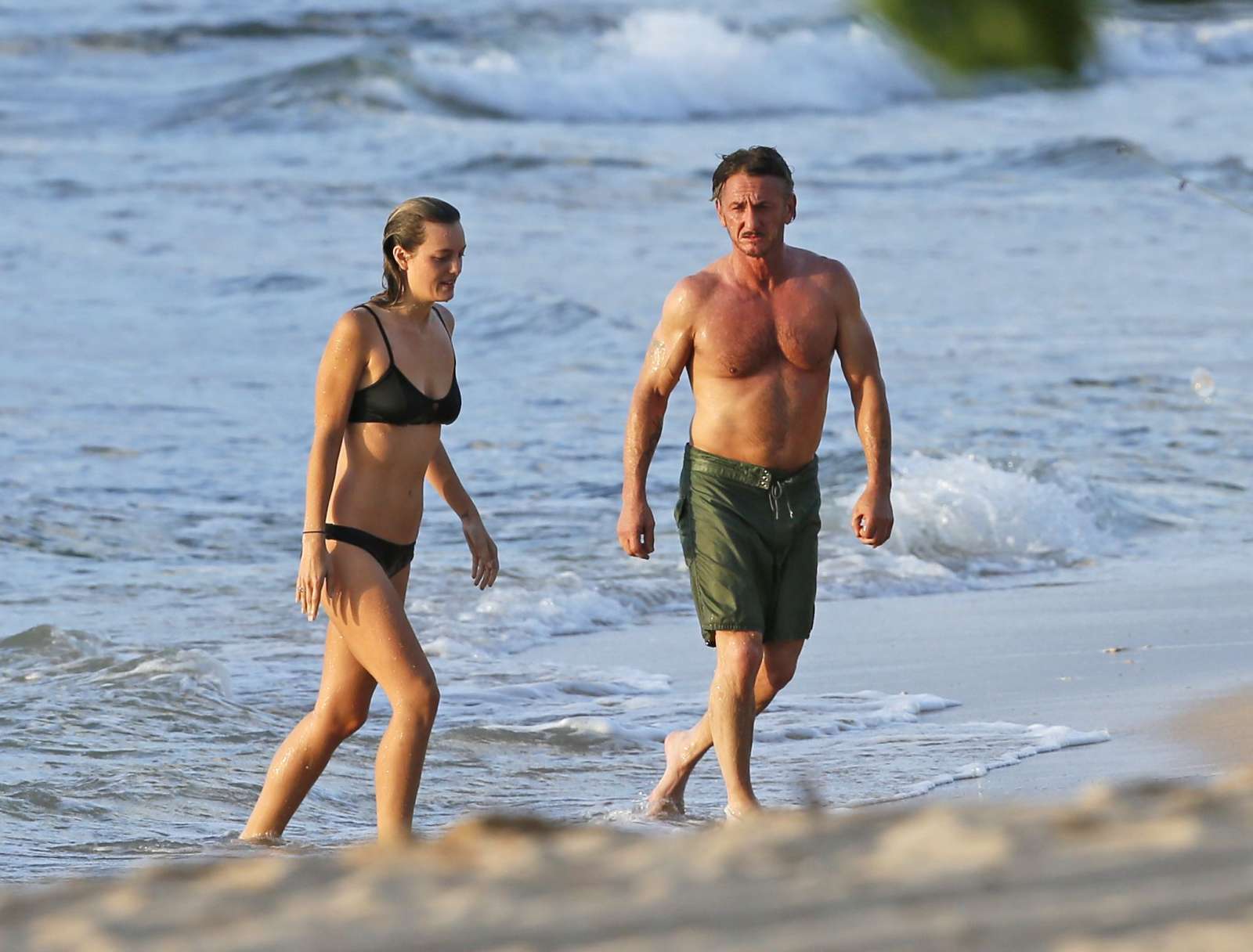 Leila George with Sean Penn on vacation in Hawaii. 