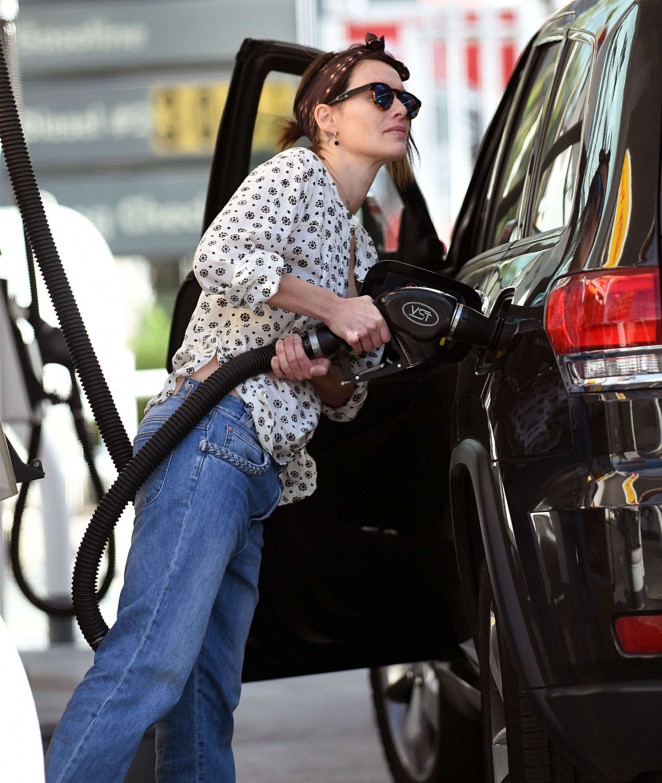 Lena Headey at a Gas Station in Los Angeles