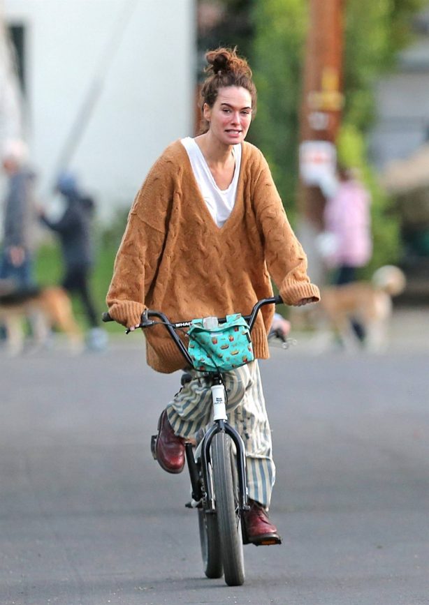 Lena Headey - Riding a bicycle in Los Angeles