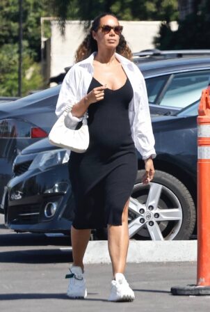 Leona Lewis - Shows off her baby bump at Erewhon Market in Studio City