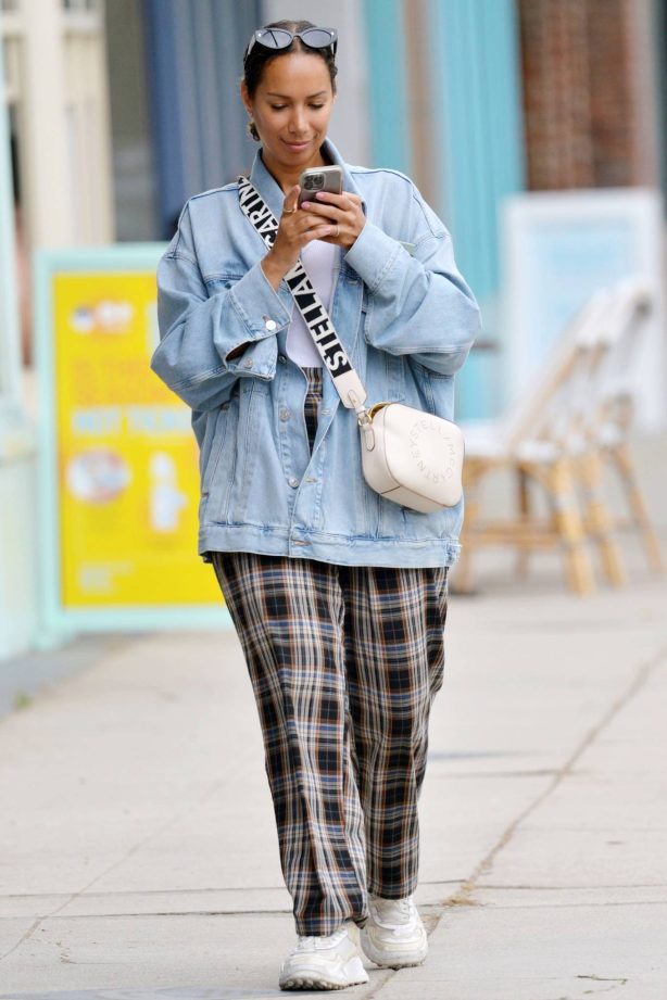 Leona Lewis - Spotted at coffee shop Coffee and Plants in Los Angeles