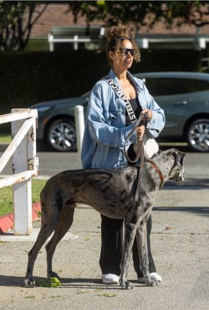 Leona Lewis - With husband Dennis Jauch take their canine to a local park