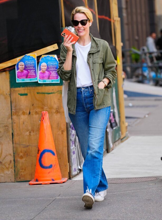 Leslie Bibb - Out on a stroll in New York