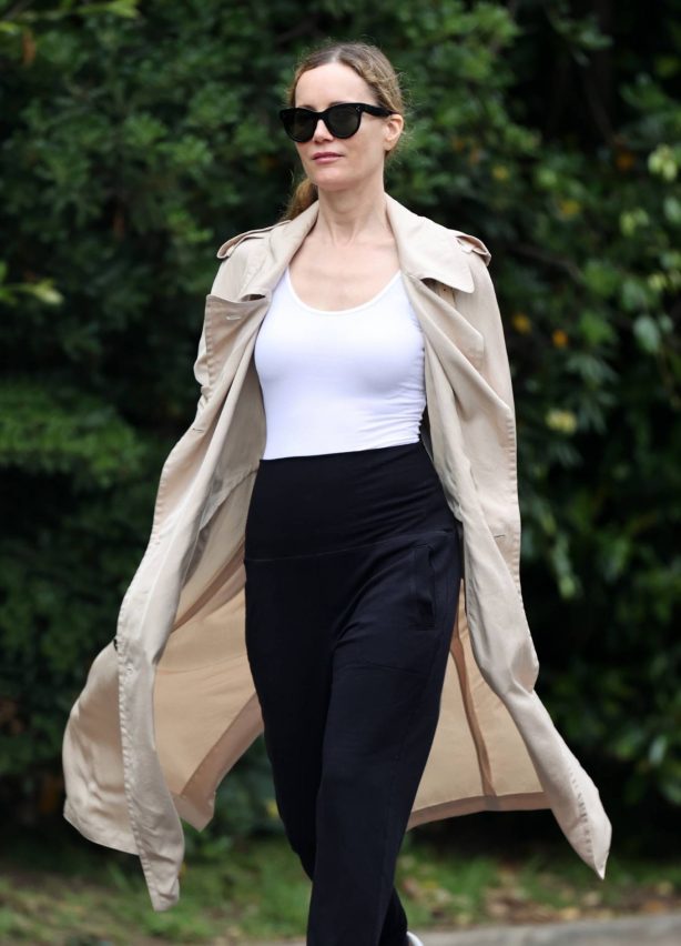 Leslie Mann - Out for a walk in Los Angeles