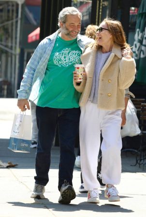 Leslie Mann - With Judd Apatow share a passionate kiss on a stroll in New York