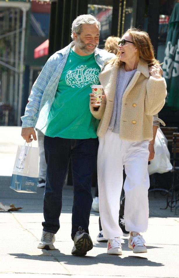 Leslie Mann - With Judd Apatow share a passionate kiss on a stroll in New York