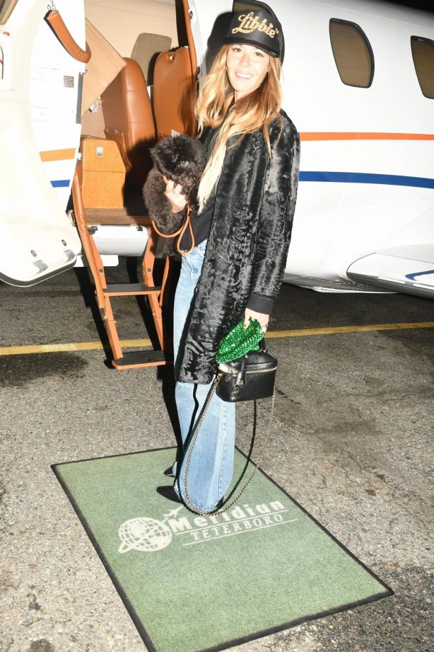 Libbie Mugrabi - Seen boarding a private jet to Miami