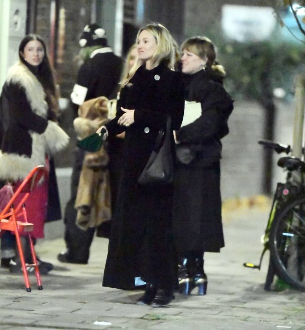 Lila Grace Moss - With Kate and Juliette Larthe steps out for dinner in London