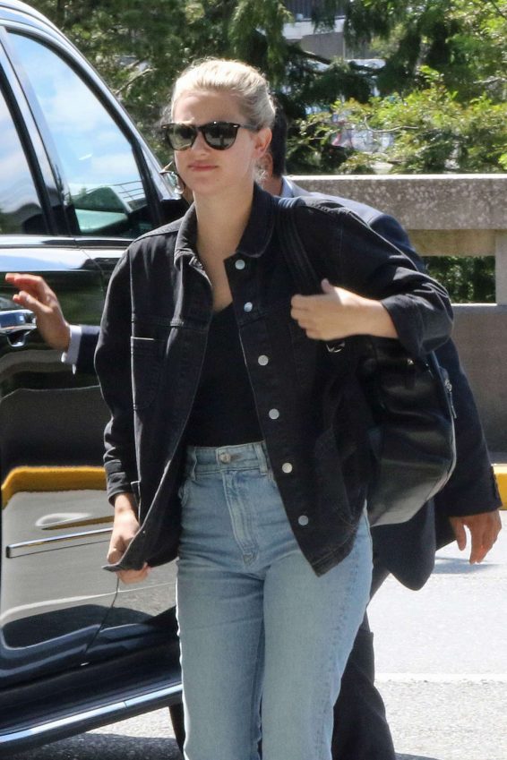 Lili Reinhart - Head into the airport in Vancouver