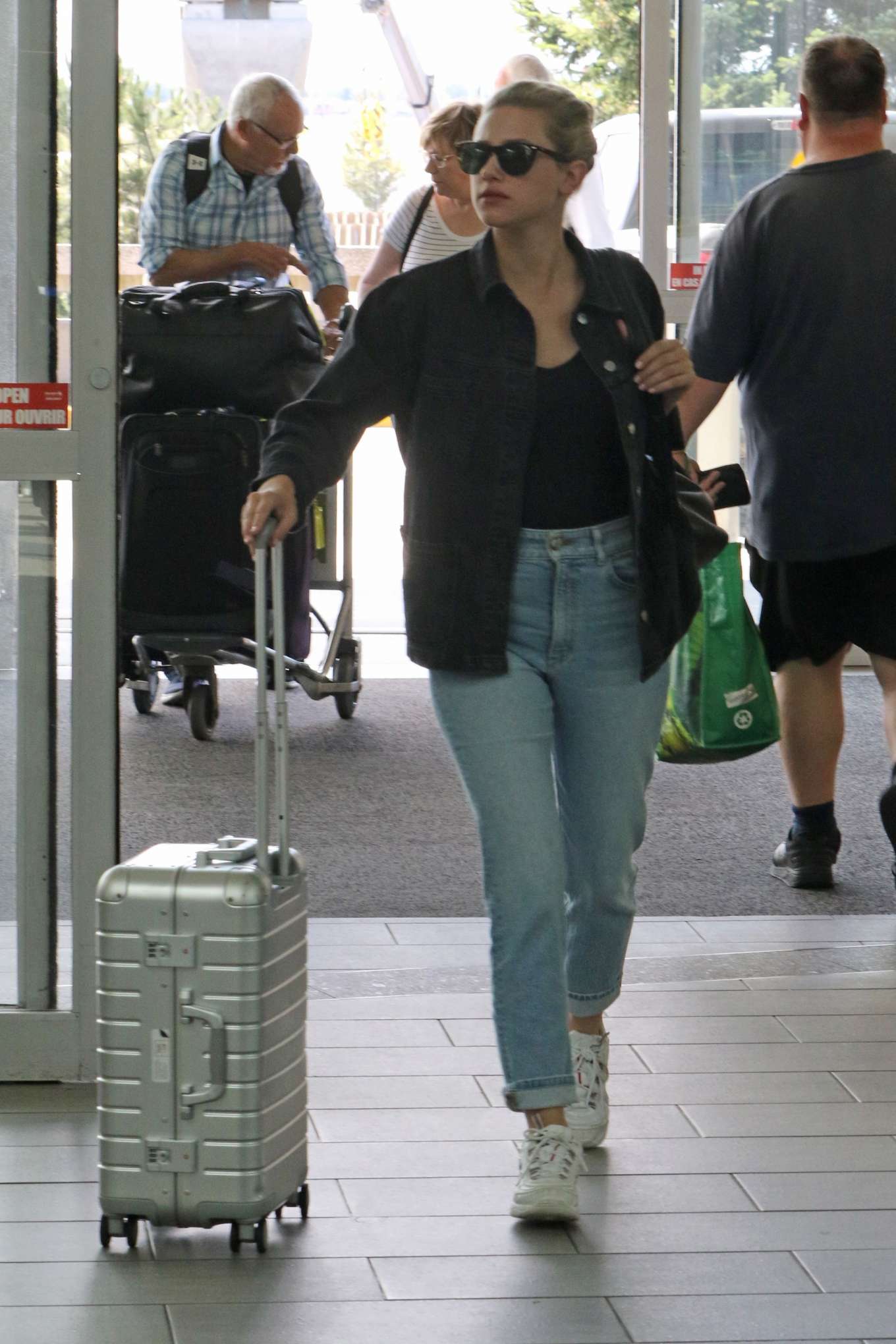 Lili Reinhart â€“ Head into the airport in Vancouver