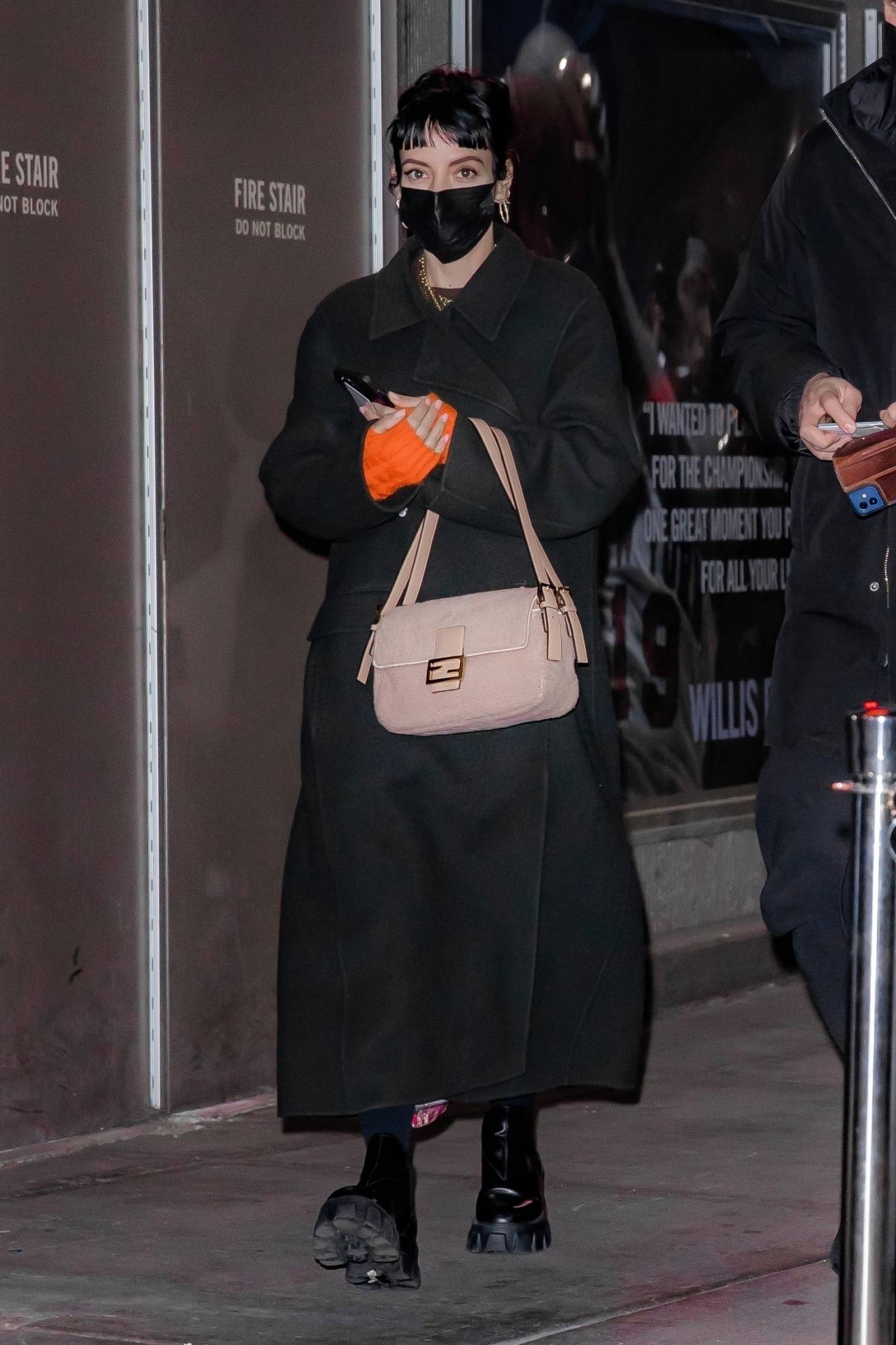 Lily Allen 2021 : Lily Allen – Arrives at the Knicks vs Suns game at Madison Square Garden in New York-02