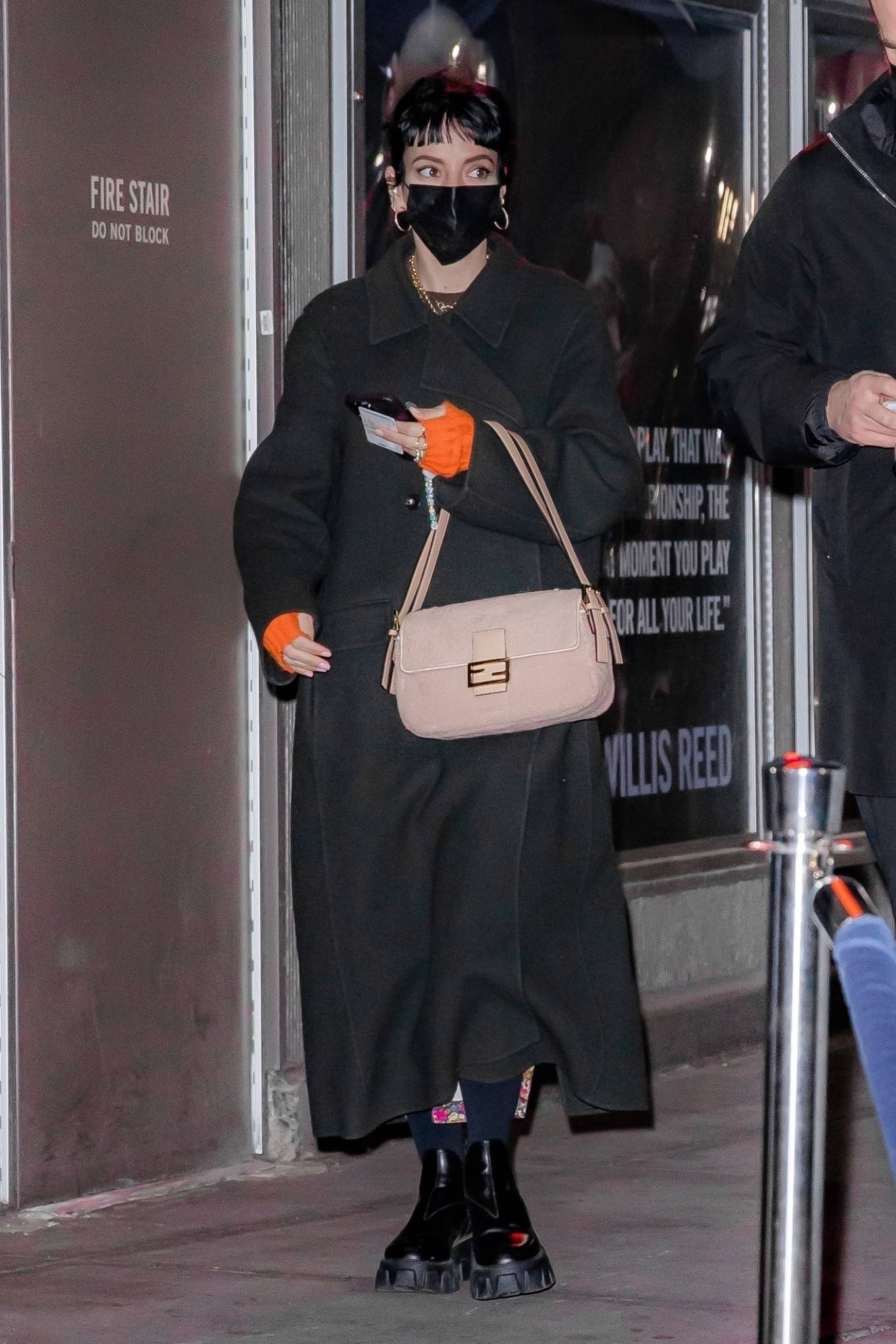 Lily Allen 2021 : Lily Allen – Arrives at the Knicks vs Suns game at Madison Square Garden in New York-05
