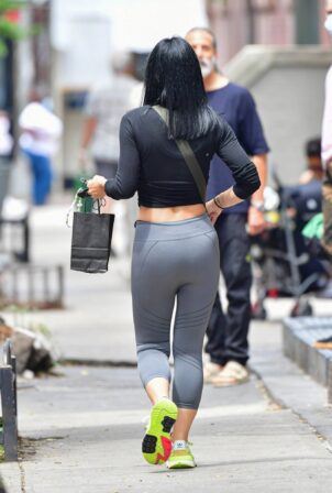 Lily Allen - Checks on her phone while out shopping in Manhattan